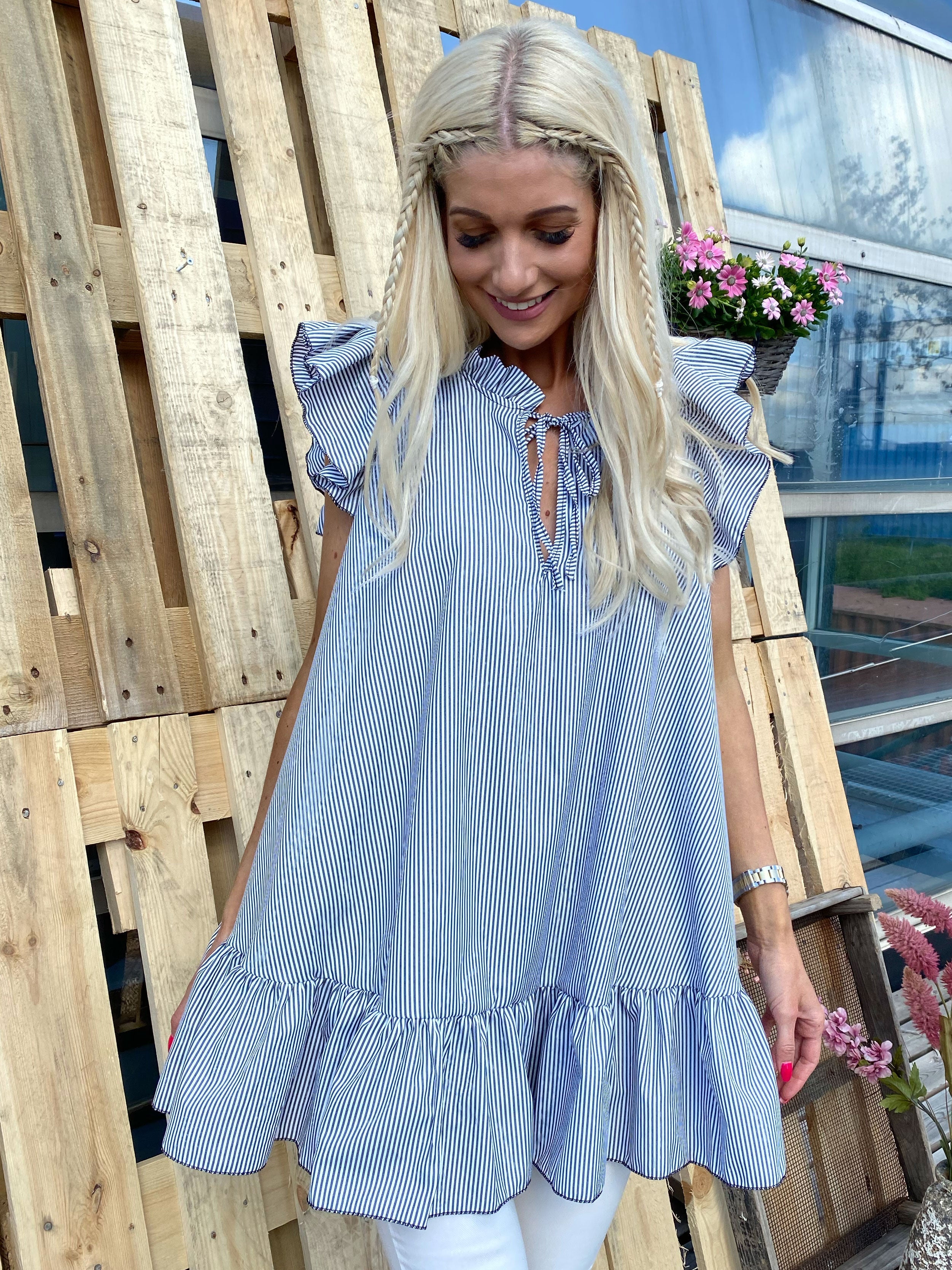 Rosalia - Randig kort klänning med volangärmar